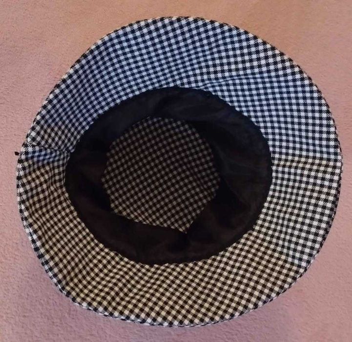 Дамска шапка пепит