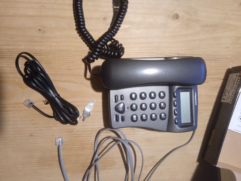 Продавам телефон със слушалка