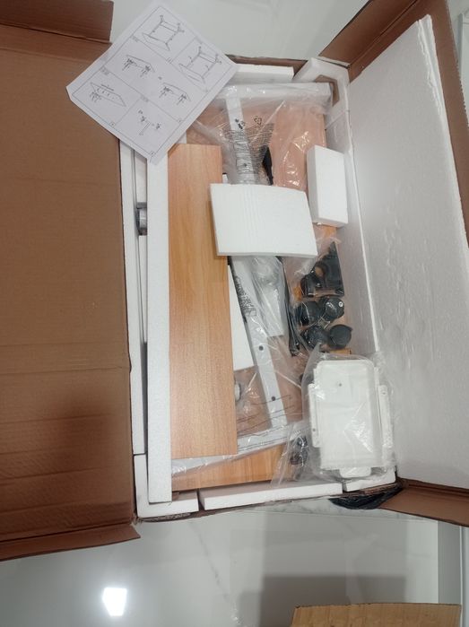 Бюро на колелца с накланящ се плот