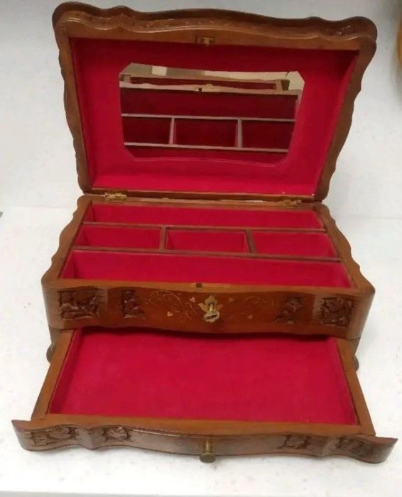 Винтажная шкатулка для украшений..