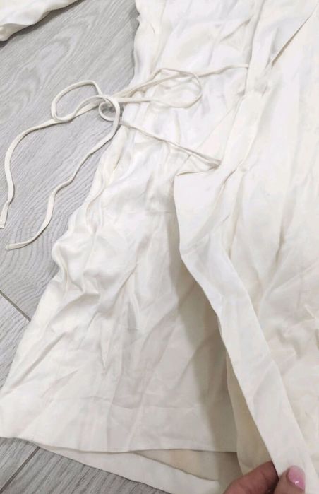 Кремава копринена рокля Zara с прегъваща талия за официалн