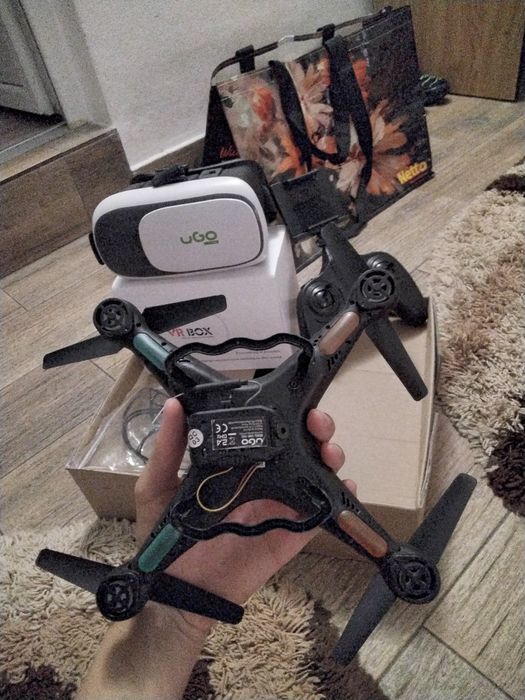 Dronă UGO cu camera prin ochelari  VR