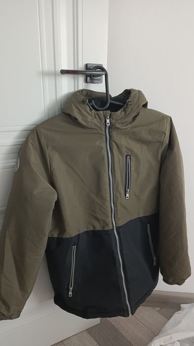 Продам куртка весна-осень на мальчика. Рост 158 см