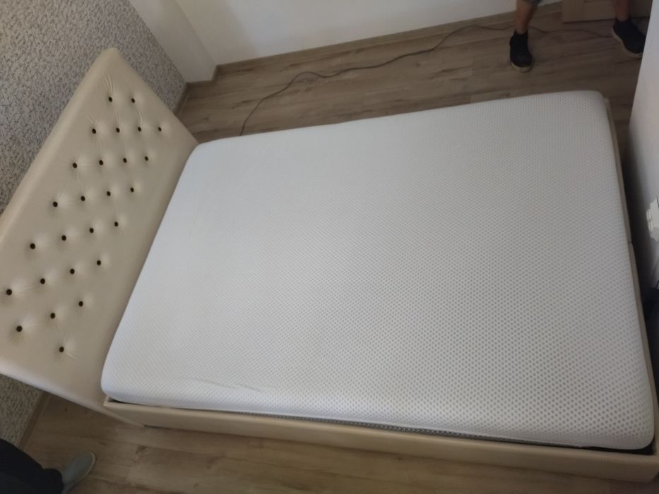 Set pat de 1.40/ 2 metri și saltea cu memorie.