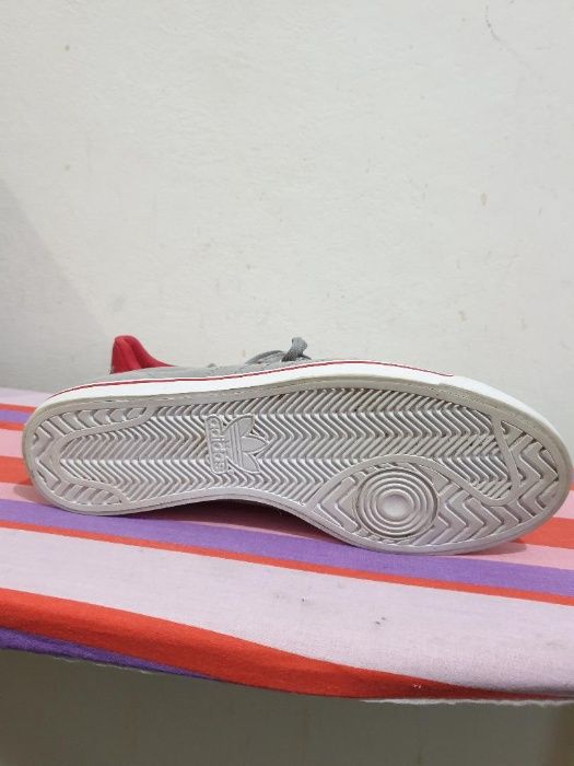 Adidas gri marca ADIDAS