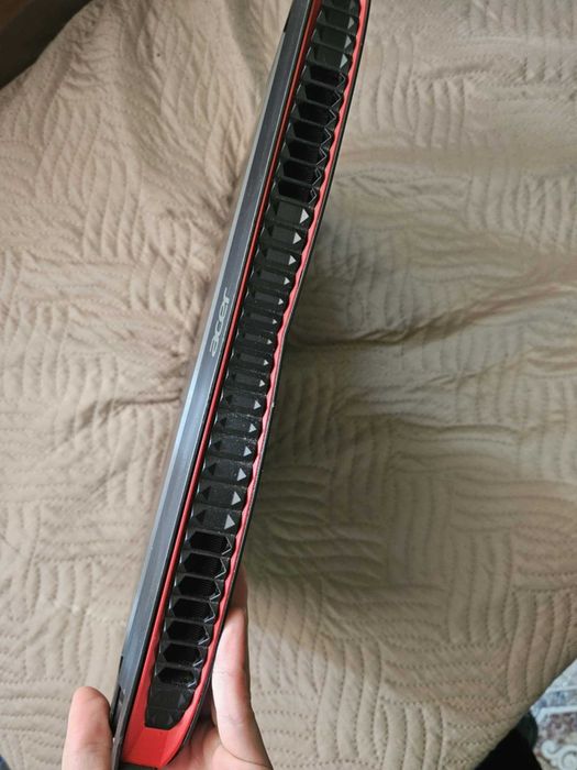 Predator  17.3 / 75hz /  gtx 980 8gb