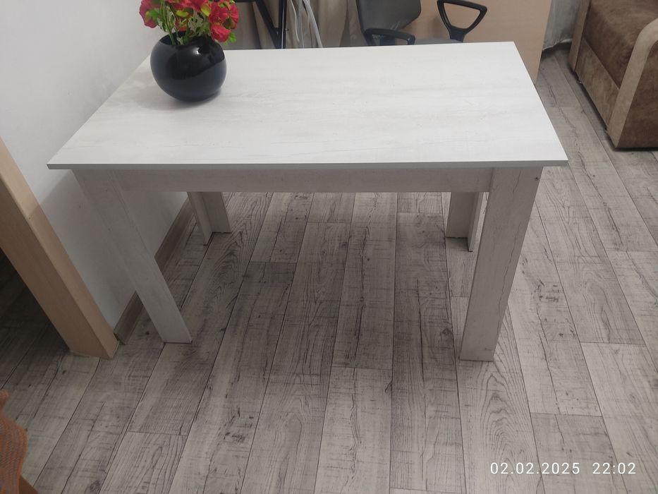 Стол кухонный белый.