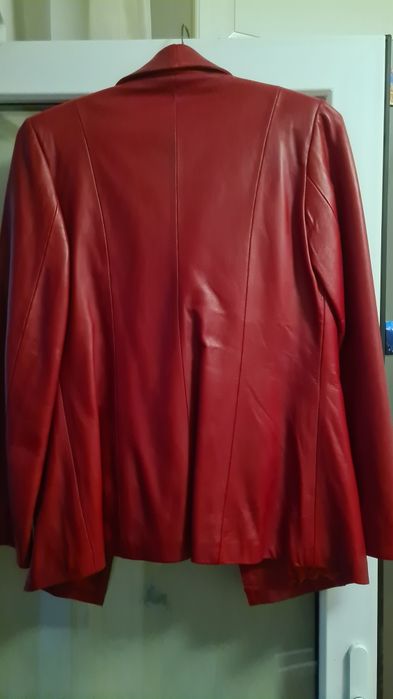Geaca de piele culoarea rosie, fabricata in Romania