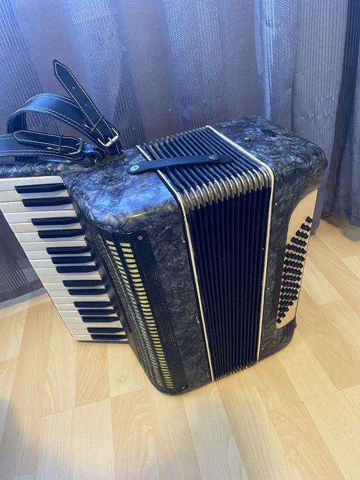 Vand doua acordeoane care necesita reparatii!