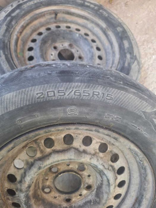 Продам Баллоны раз 205/65/15 диски от БМВ