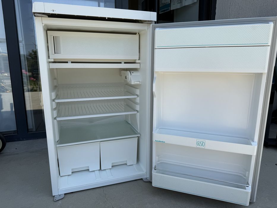 Малък хладилник с камера