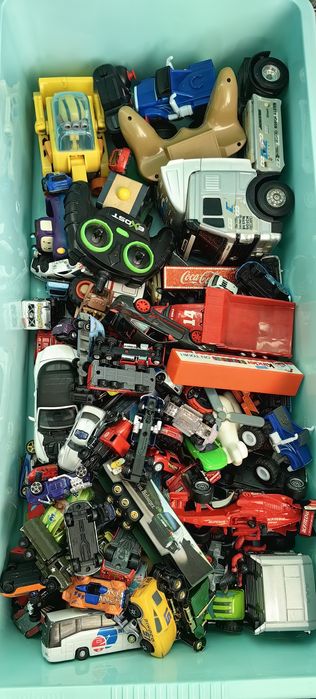 Огромна кутия с играчки за момче