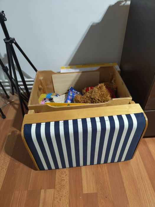 Cufăr de comori si  bancheta Capt'n Sharky 

Cufăr de comori căptușit