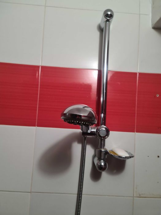 Продавам смесител за баня  за мивка и душ