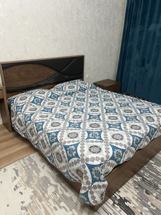 Кровать с матрасом с тумбои