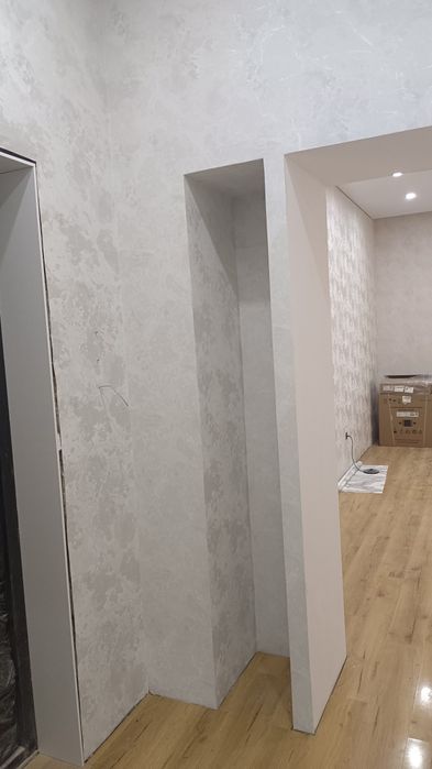 Поклейка обоев .