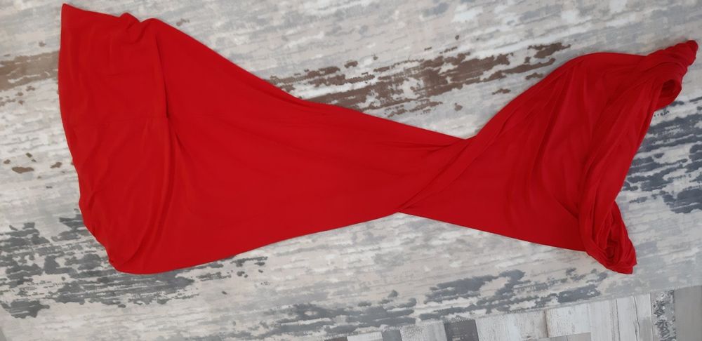 Дълга червена рокля