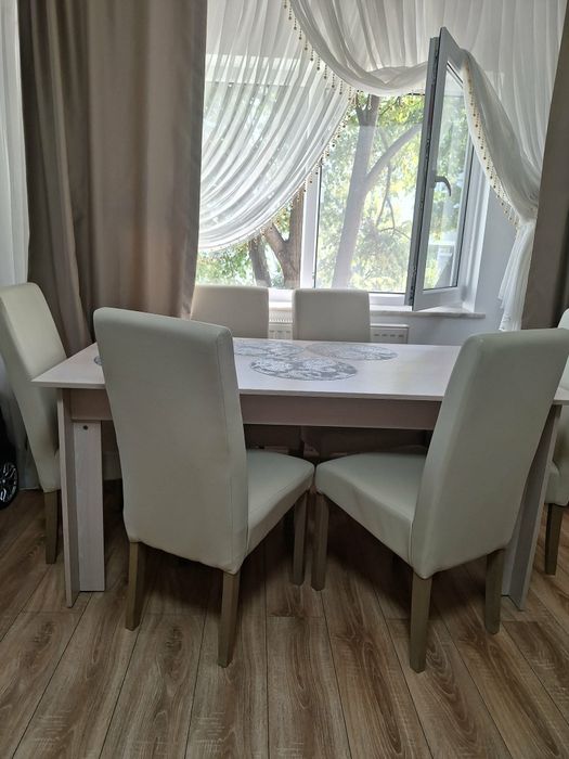 Vând masă cu 6 scaune – 700 lei
