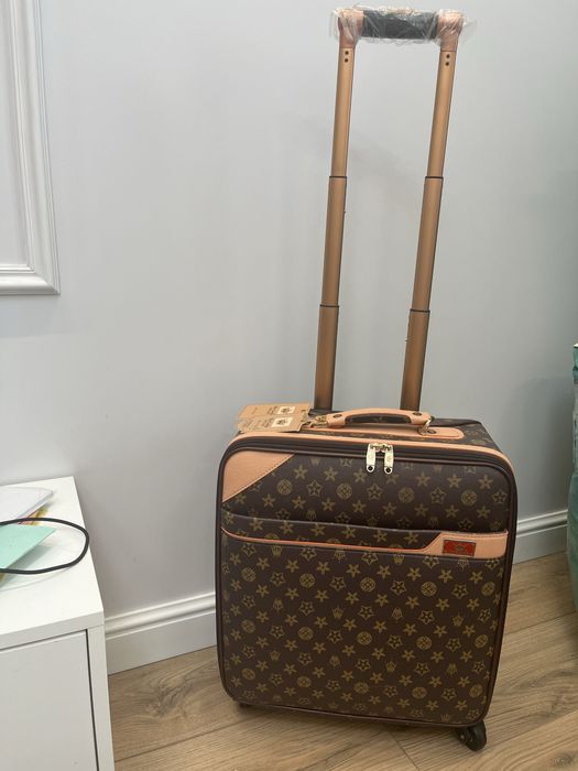 Подам чемодан ручная кладь компактная