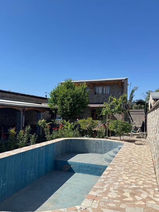 Uy sotiladi 2 etaj 7 sotik