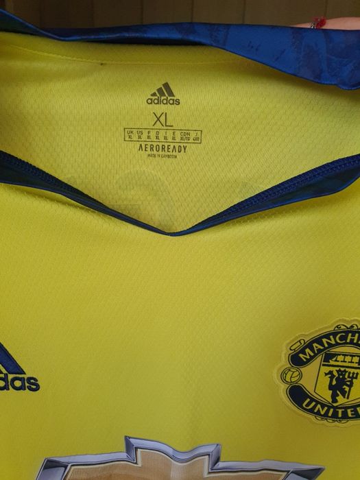 Блуза с дълъг ръкав на Manchester United.