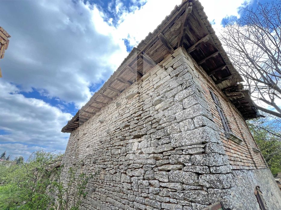 Продава тухлена селска къща в с. Мировци (общ. Нови пазар, обл. Шумен)