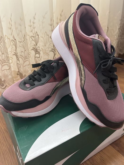 Дамски маратонки Puma. Неразличими от нови. 39 номер,26см стелка