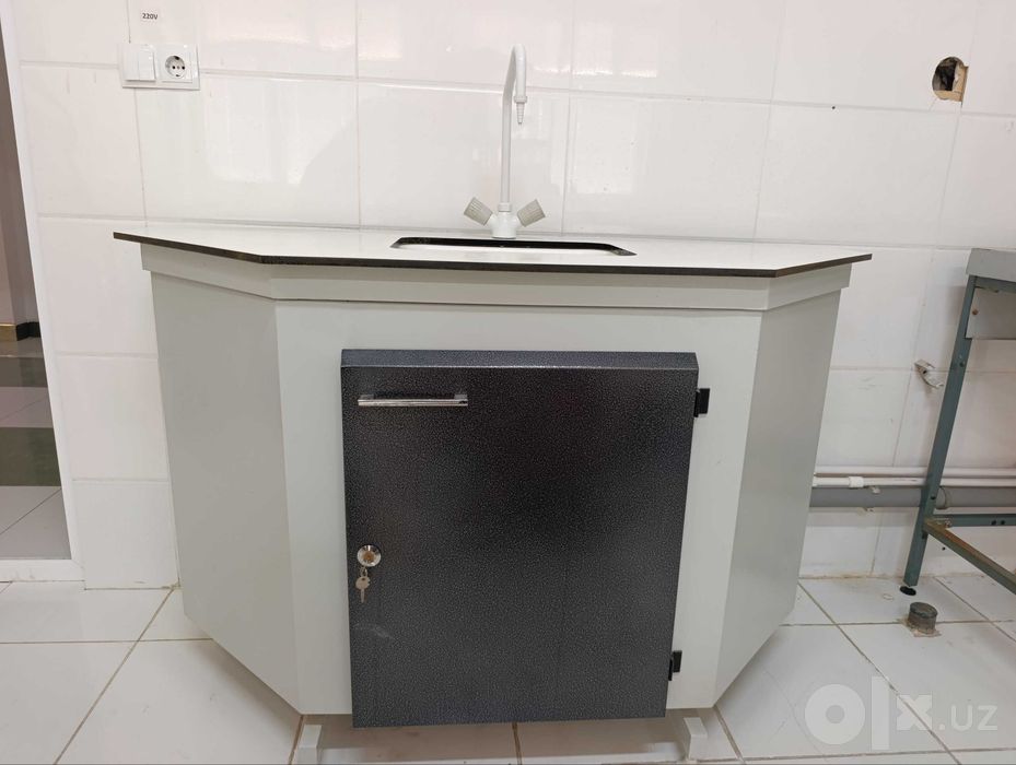 Лабораторная мойка с тумбой и смесителем 140×60×90 см