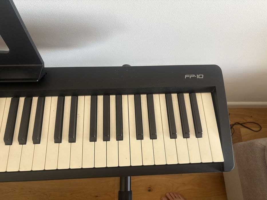 Pian electric Roland  FP-10 +scaun ajustabil(Thomann KB-15BM )+suport