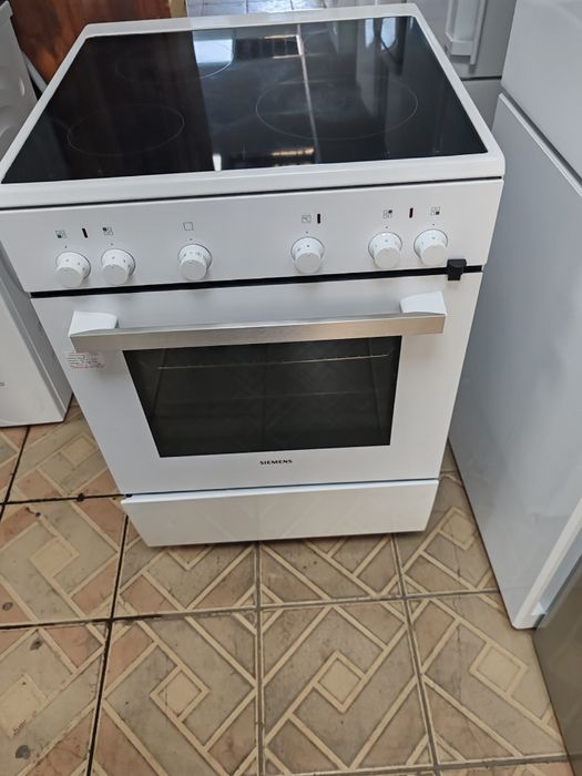 Свободно стояща печка с керамичен плот Сименс Siemens с две години гаранция!