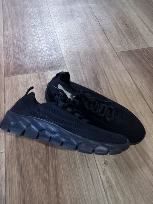 Продам кроссовки новые