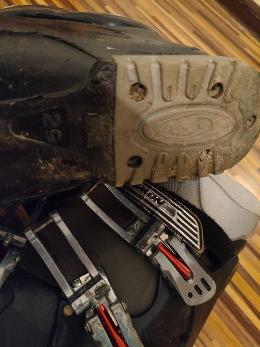 Clapari salomon nr 29 pt 46 cu sosetele decupate in zona gleznei