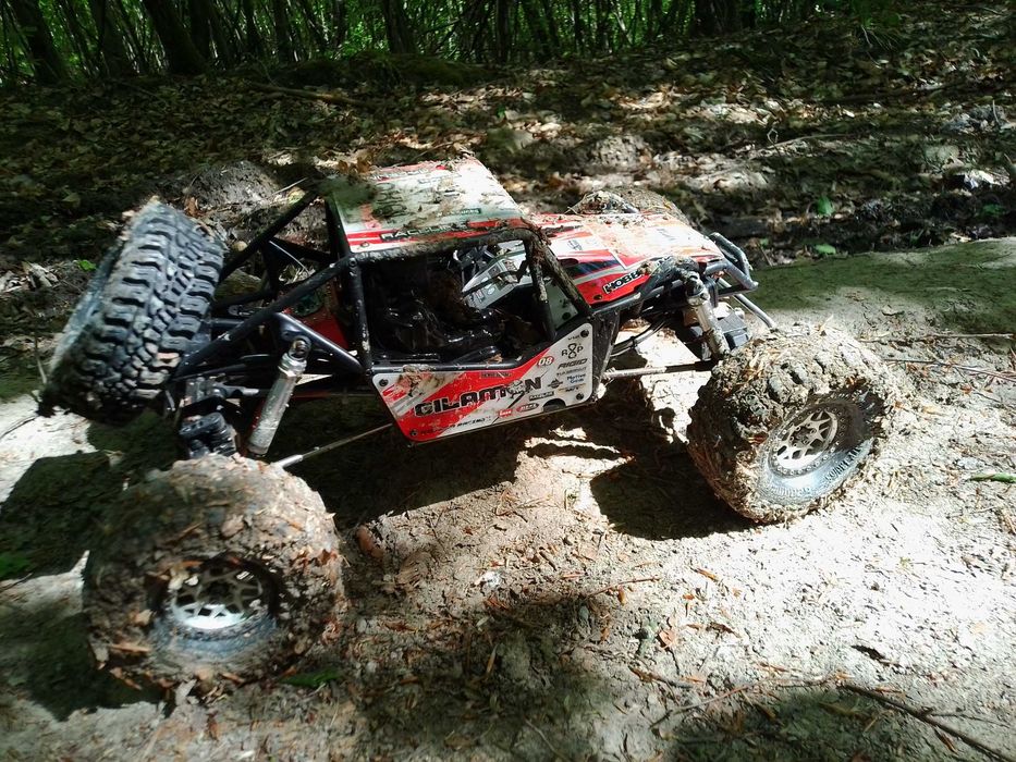 De vînzare RC traxxas UDR 1:7 și AXIAL GILAMON scala 1:8