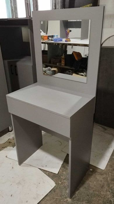 Туалетный столик, трюмо, зеркало.