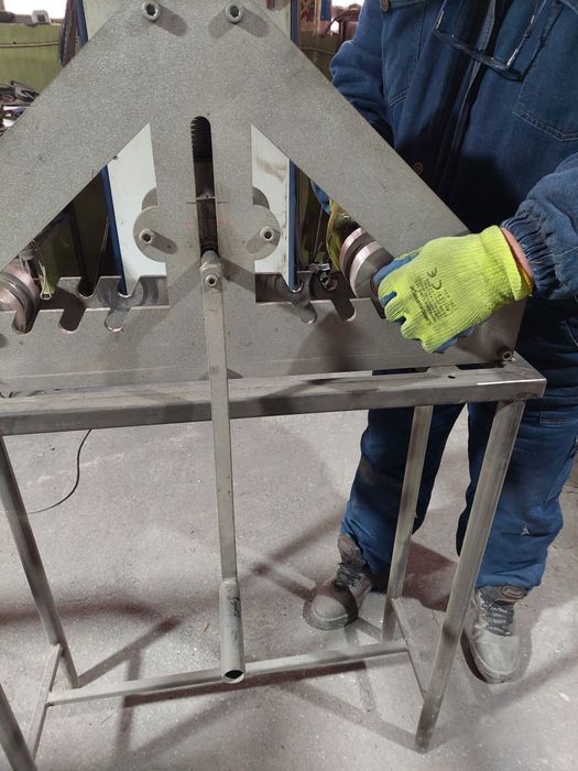 Машина за огъване на профилни тръби