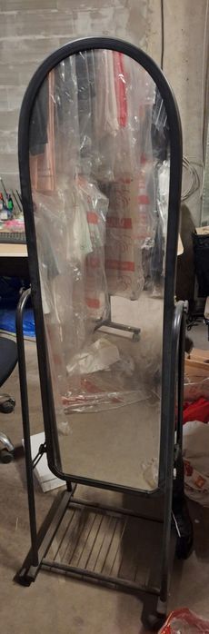 Огледало на стойка с колела