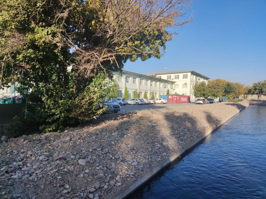 Продается здание в Яккасарайском районе 3300 кв.м., 32 сотки земли