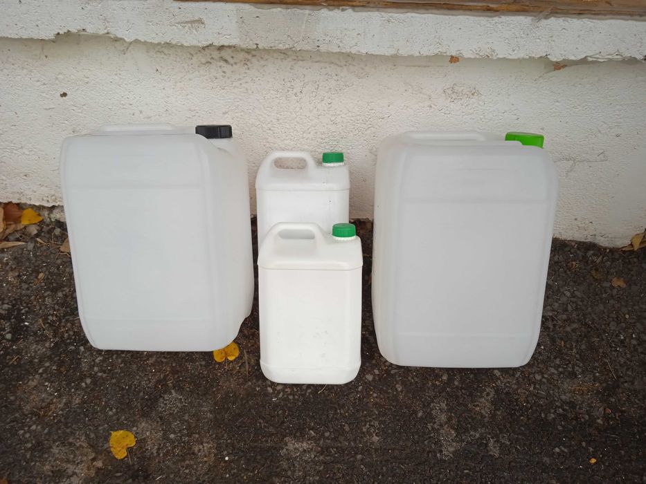 Празни туби продава 20л.