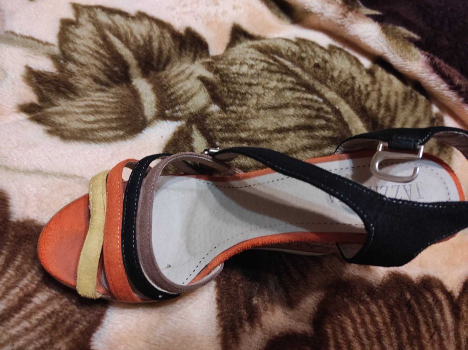 Босоножки ярких цветов