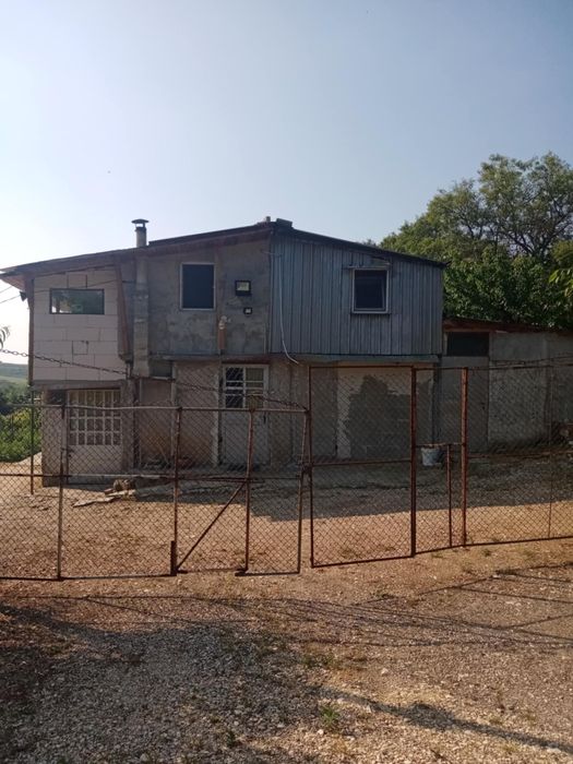 Вила с лозе и стопанска постройка