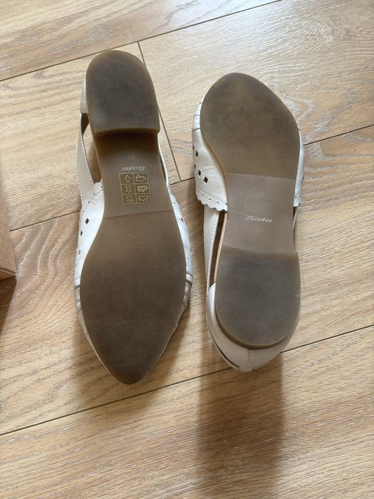 Balerini albi perforati Bata