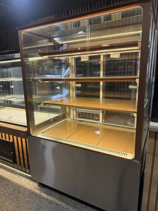 Хшадилна витрина сладкарска