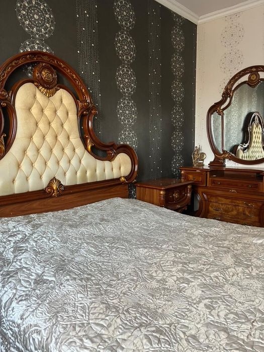 Продам спальный гарнитур в стиле Барокко