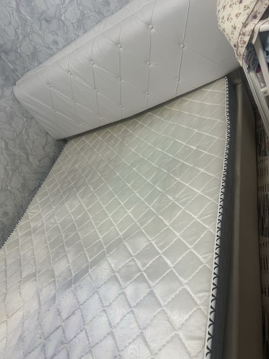 Б/у шкаф және крават сатылады.