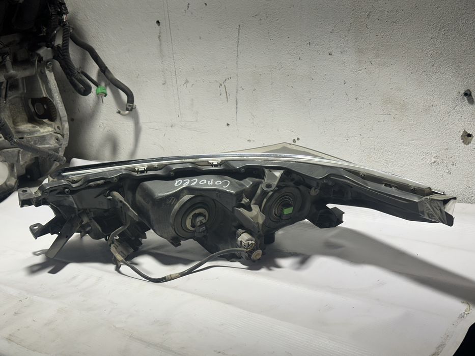 Фара передняя правая Toyota Corolla E180