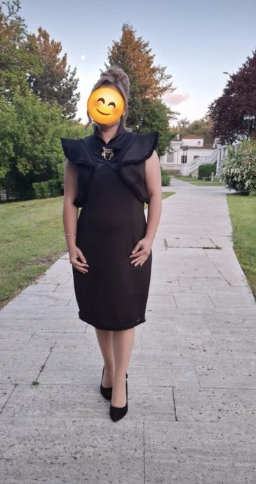 Rochie midi elegantă neagră Helen, cu volane și accesoriu tip bijuterie, mărimea 46