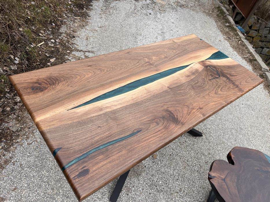 Налички холна и трапезна маса от орех и епоксидна смола