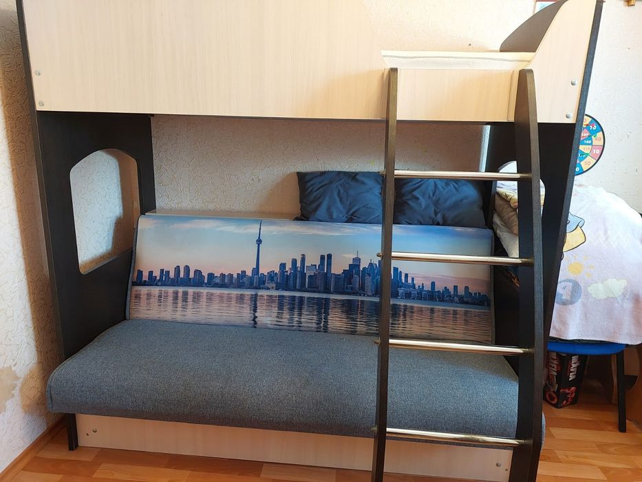 Продам двухъярусную кровать.