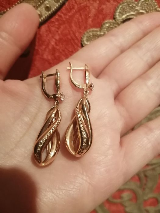 Продам золотые серьги