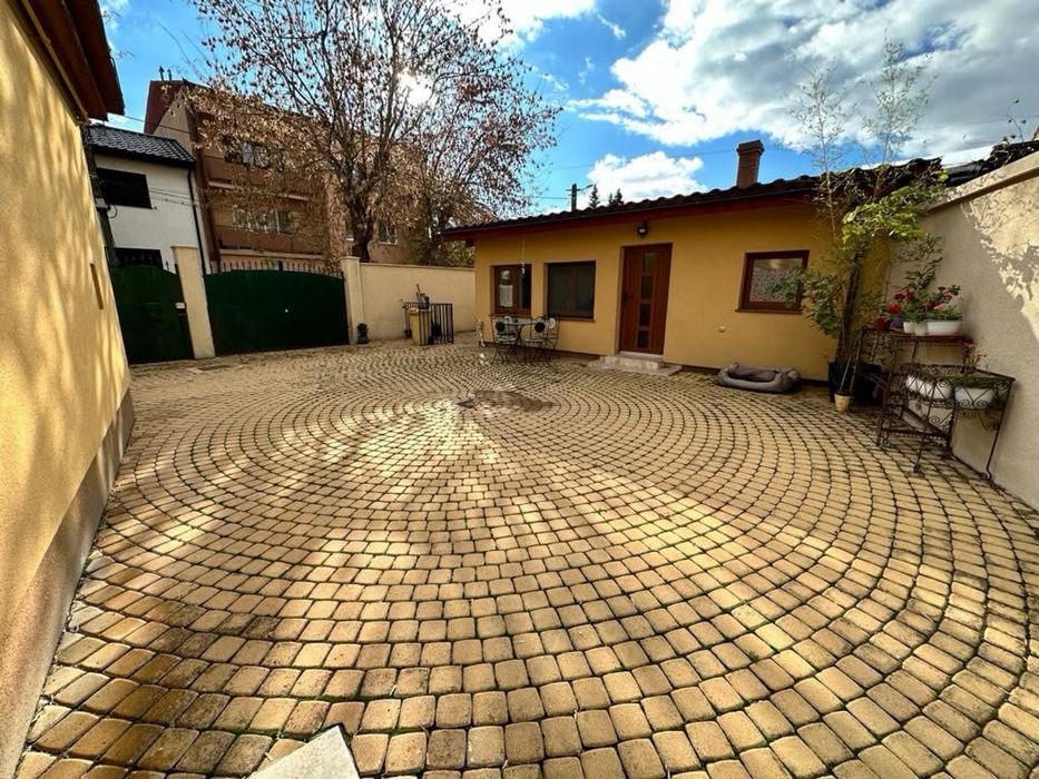 Ofer spre inchiriere Casa in zona Piata Mica Str Paris